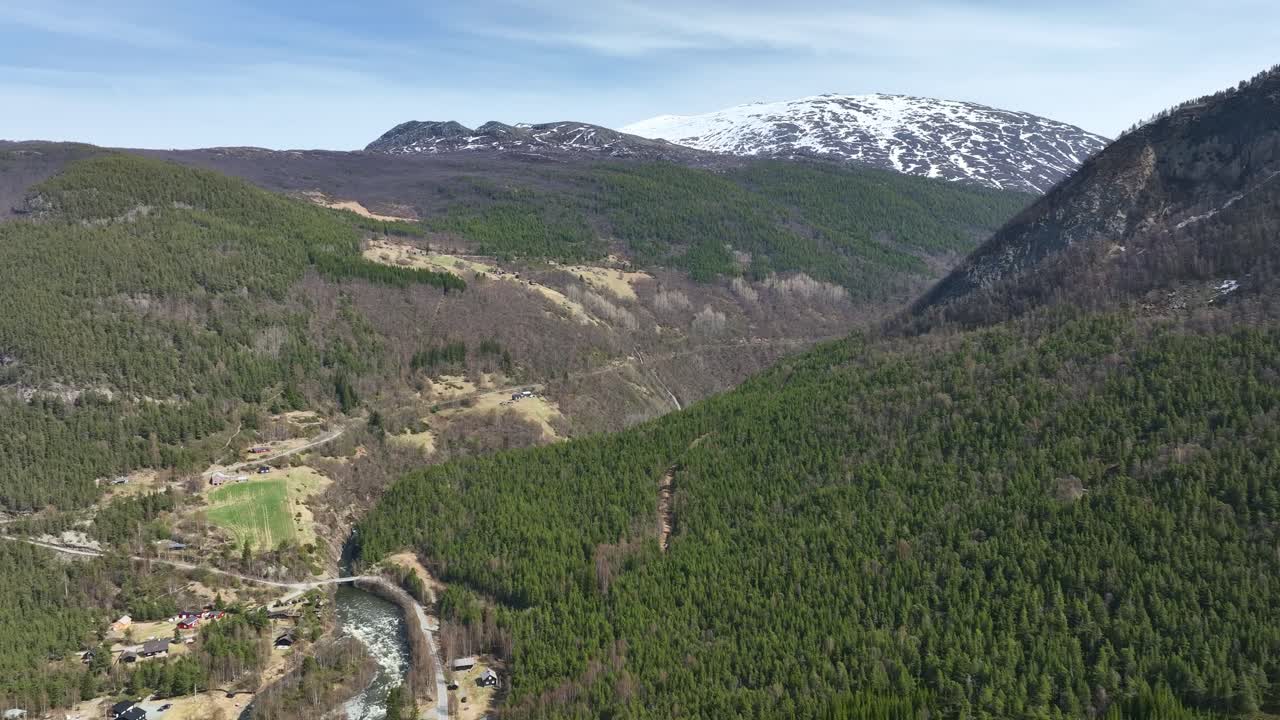 carretera privada que conduce al punto de partida para la caminata a la montaña más alta de noruega galdhopiggen - vista aérea distante