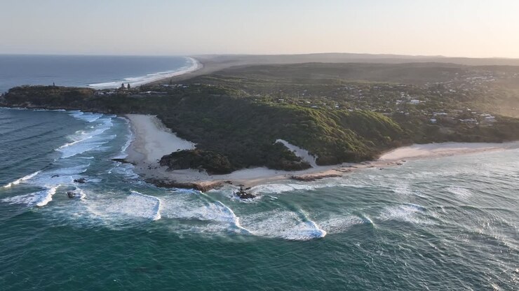 Ripresa orbitale con drone di Point Lookout North Gorge delle Isole Stradbroke