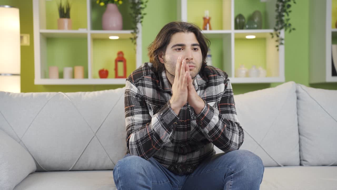 번아웃 증후군을  ⁇ 고 있는 정신 장애를  ⁇ 고 있는 남자