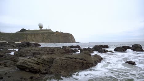 Olas-Rompiendo-En-Las-Rocas-Y-Vista-Del-Punto-Del-Pilar-En-Half-Moon-Bay,-California