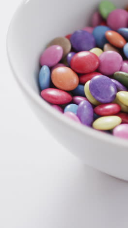 video de lentejas multicolores en un cuenco sobre un fondo blanco