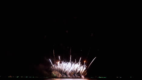 Comienza-Con-Tres-Cohetes-Seguidos-De-Explosiones-De-Hongos-Plateados-Y-Luego-Explosiones-En-Forma-De-Estrellas-A-Gran-Altitud,-Festival-Internacional-De-Fuegos-Artificiales-De-Pattaya-2023,-Tailandia