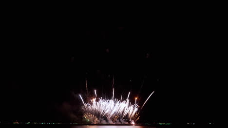 comienza con tres cohetes seguidos de explosiones de hongos de plata luego explosiones parecidas a estrellas a gran altitud, festival internacional de fuegos artificiales de pattaya 2023, tailandia