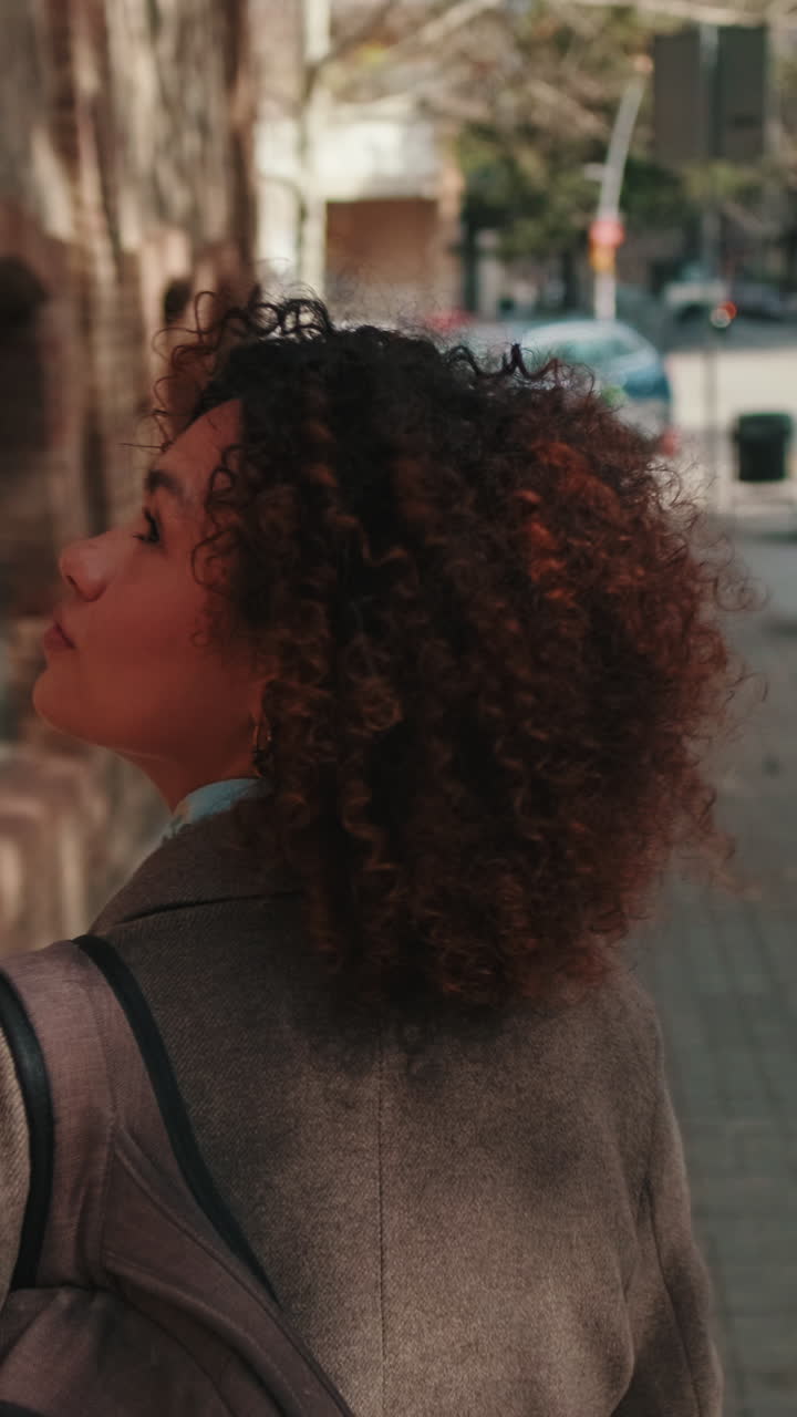 una mujer joven caminando por una calle de la ciudad