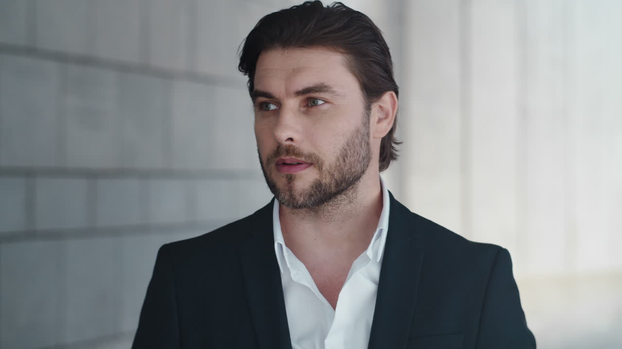 휴식을 취하는 남성 기업가