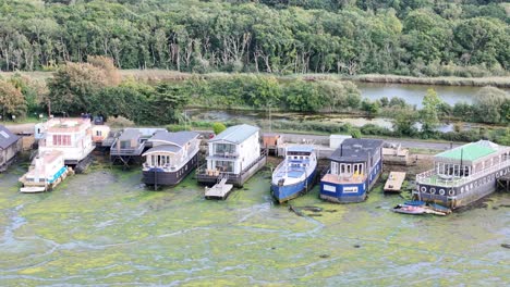 Niedriges-Schwenken-Von-Drohnen-Hausbooten,-Bembridge-Village,-Isle-Of-Wight,-Großbritannien