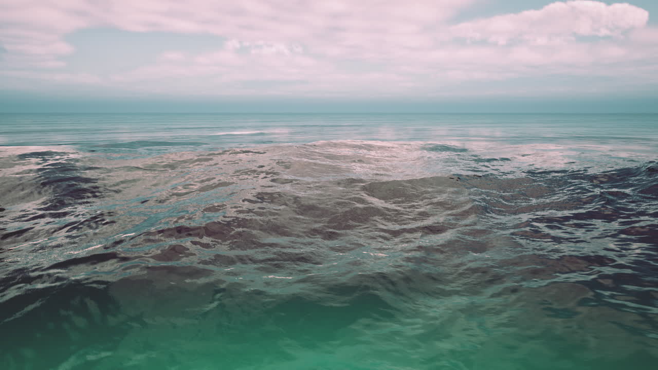 olas tranquilas del océano y cielo nublado