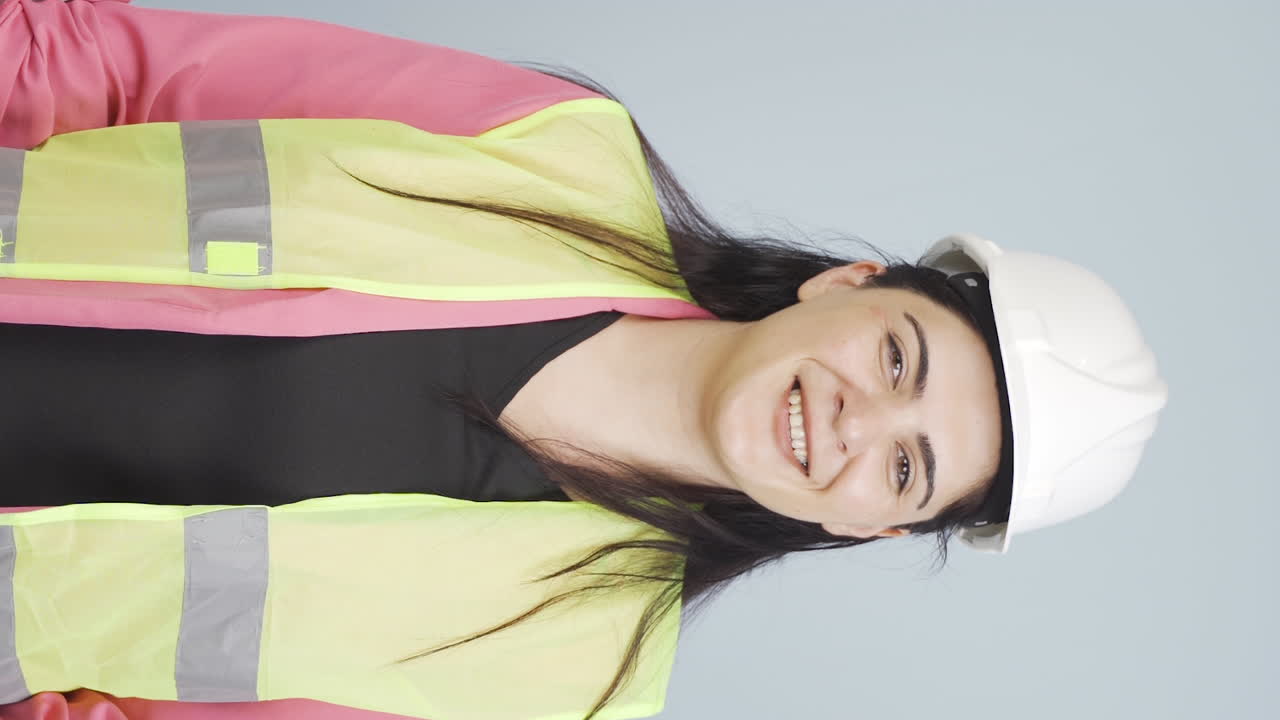 video vertical de ingeniero excitado, impaciente.