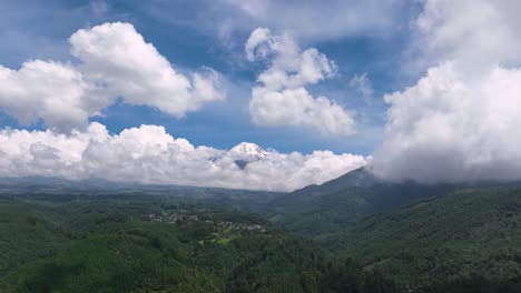 Nubes-Sobre-Las-Montañas-De-Veracruz-Por-El-Volcán-Pico-De-Orizaba-En-México,-Lapso-De-Tiempo-Aéreo