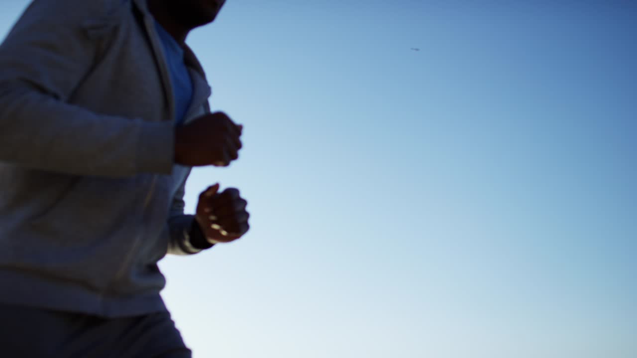 Uomo afroamericano che fa allenamento di corsa per il fitness.