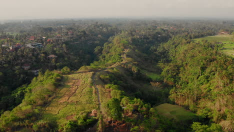 Der-Ubud-Ridge-Walk-Während-Des-Sonnenuntergangs.-Luftaufnahme