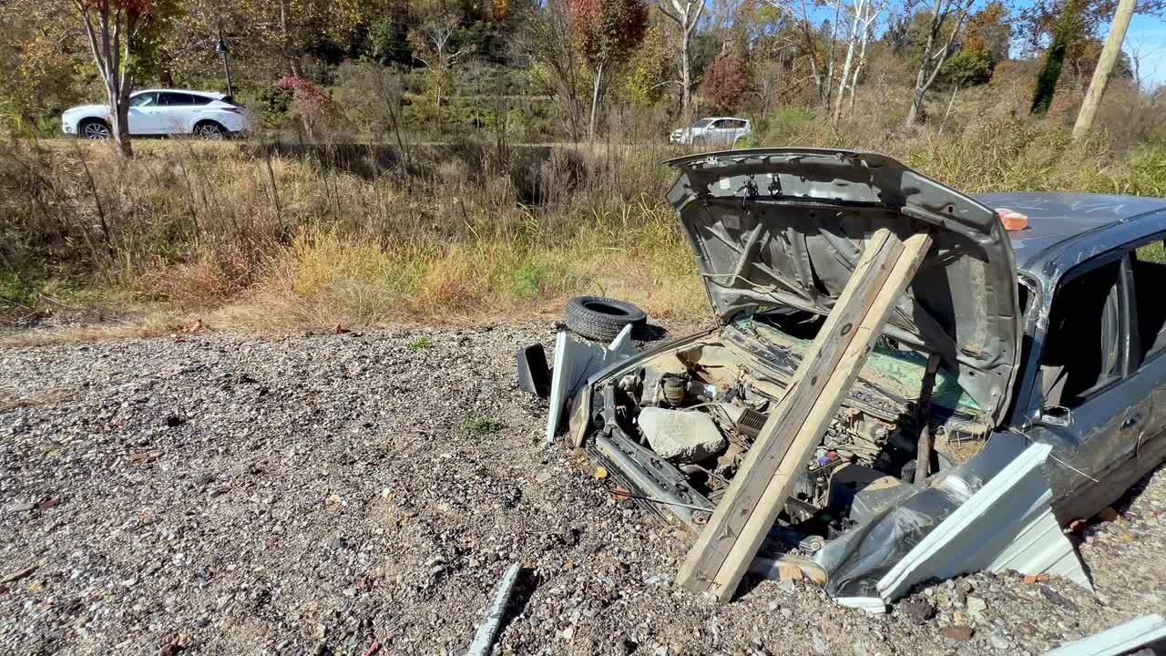 태풍 헬렌으로 인해 피해를 입은 자동차, 폭풍 1년 후 Asheville NC에서 촬영