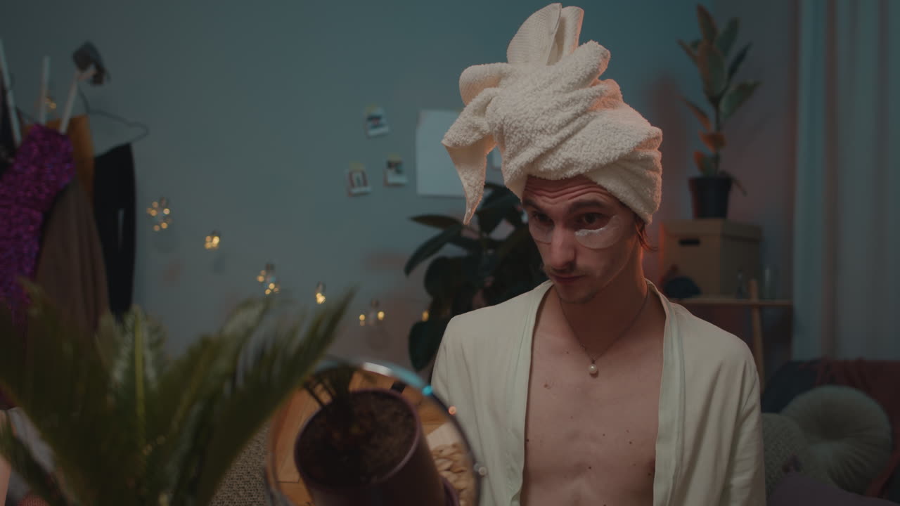 거울 앞 에서 눈판 을 착용 하는 남자