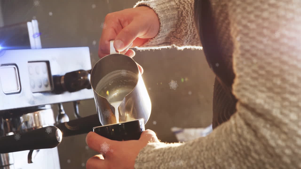 Barista che versa latte montato a vapore da una lattiera metallica in una tazza in un rendering 3D, evidenziando un'illuminazione calda.