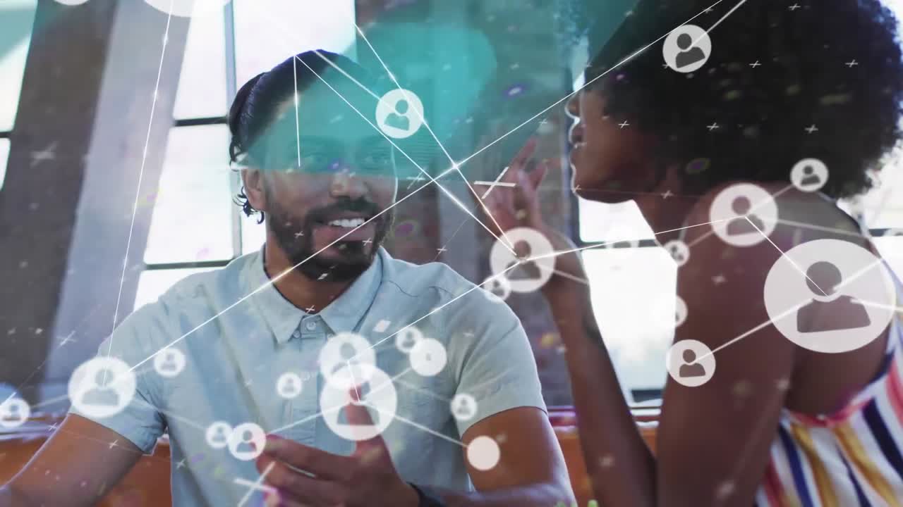 animación de la red de conexiones con iconos sobre diversas personas de negocios hablando