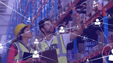 animación de la red de conexiones con iconos sobre diversos trabajadores en el almacén hablando