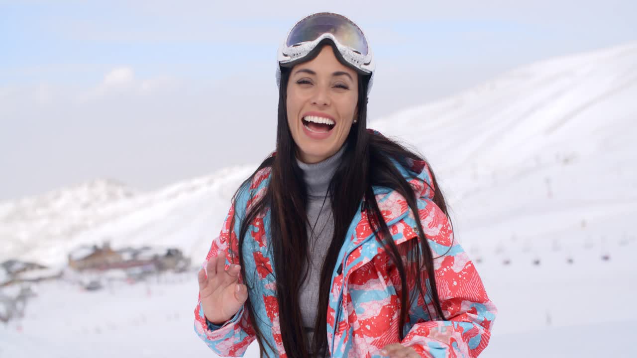 행복한 스키 선수가 머리카락을 뒤로 당기고