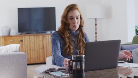 mujer usando una computadora portátil en casa