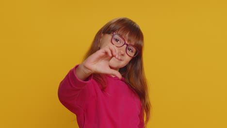 niño preadolescente sonriente niña niño hace un gesto de corazón demuestra un signo de amor expresa buenos sentimientos