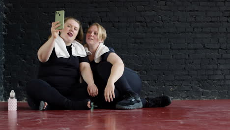 Women-taking-selfies-indoors