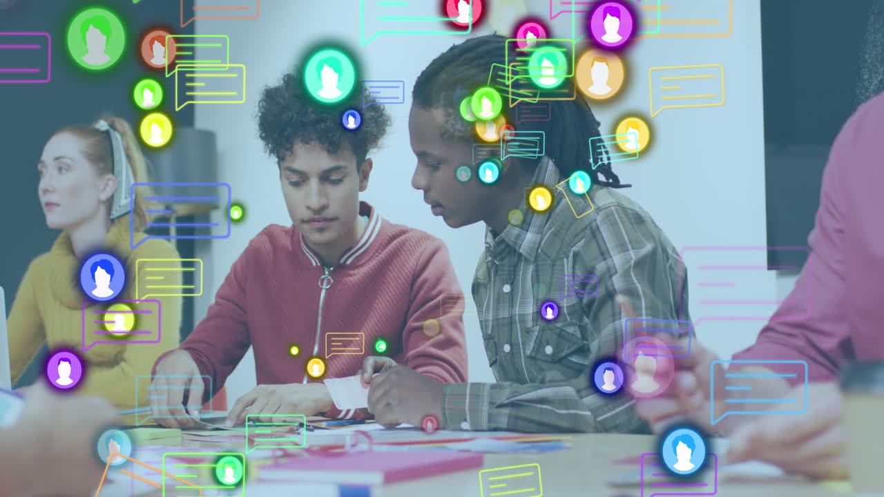 animación del perfil de neón y los iconos de mensajes contra dos hombres diversos discutiendo en la oficina