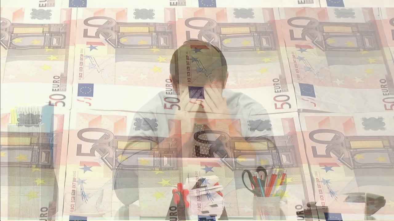 animación de billetes de euro sobre un hombre caucásico usando una computadora portátil