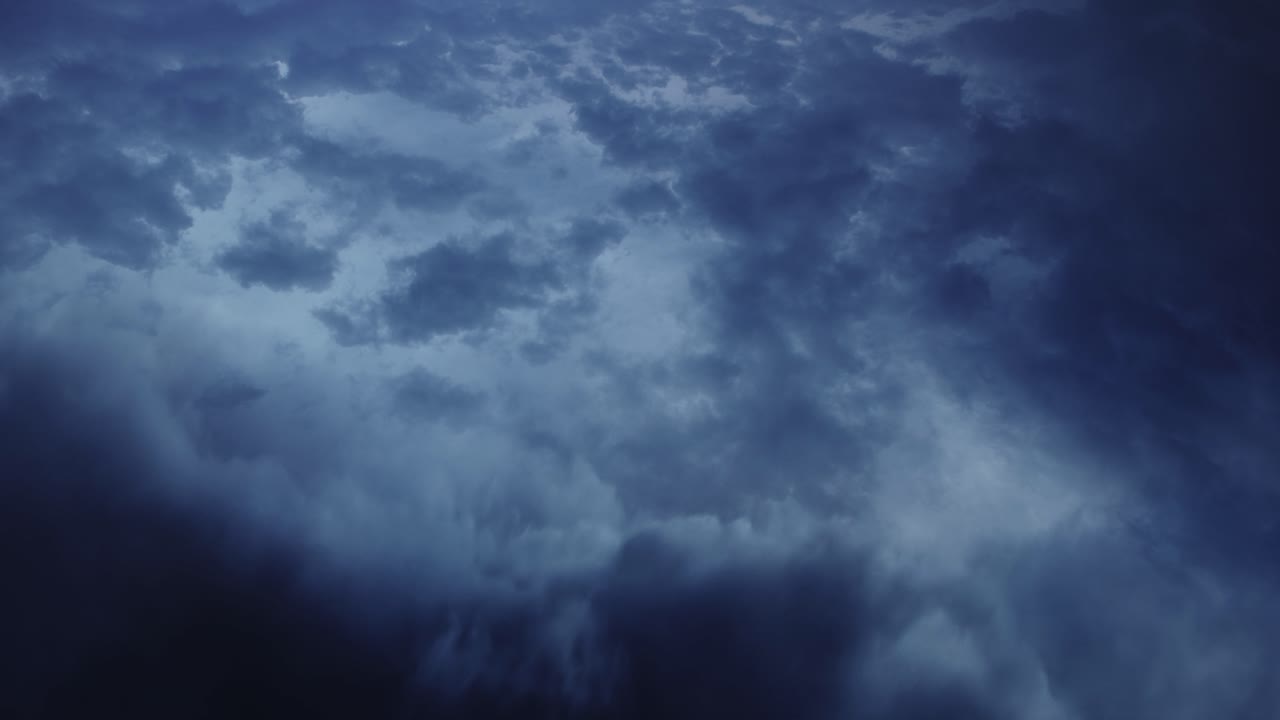 lapso de tiempo, espesas nubes oscuras y tormenta eléctrica