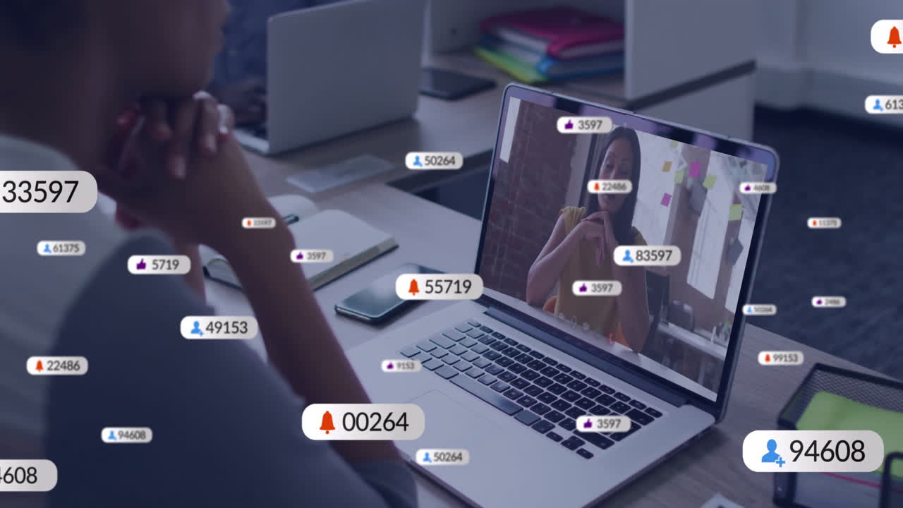 animación de iconos de redes sociales con números sobre mujer afroamericana haciendo una llamada de video