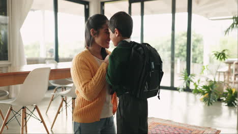 escuela, amor y madre con hijo en casa listo
