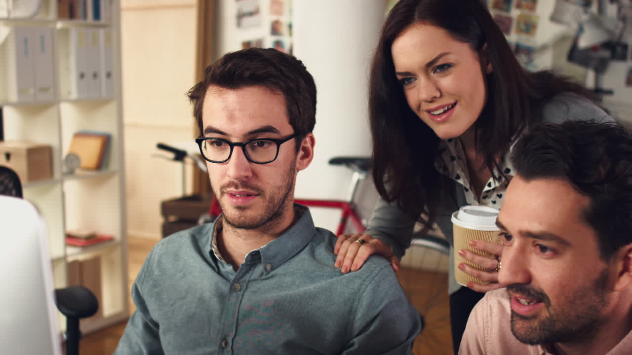 reunión del equipo de negocios creativos en una oficina hipster de moda discutiendo nuevas ideas