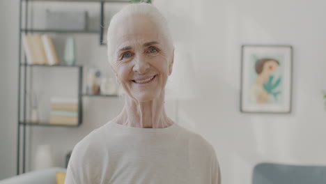 una mujer mayor sonriente.
