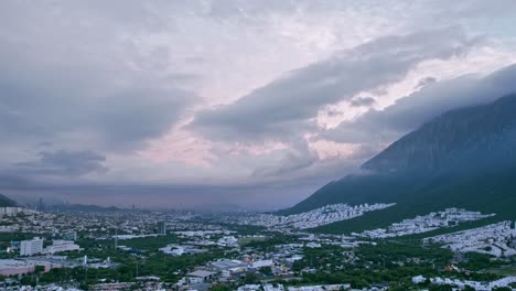 drone hyperlapse time-lapse: วันรุ่งขึ้นของดวงอาทิตย์ในตอนเช้าที่หงุดหงิดเหนือ sierra madre oriental ที่เมือง monterrey, เม็กซิโก