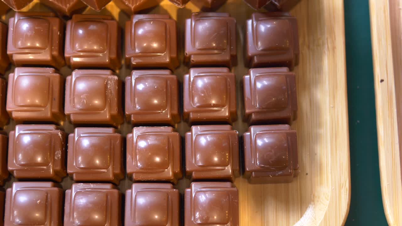primer plano de una bandeja de trufas de chocolate gourmet