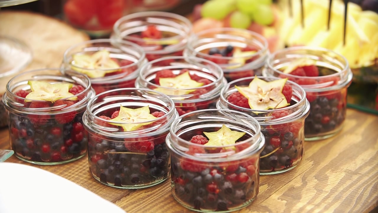 Små bær desserter i glas med stjernefrugt