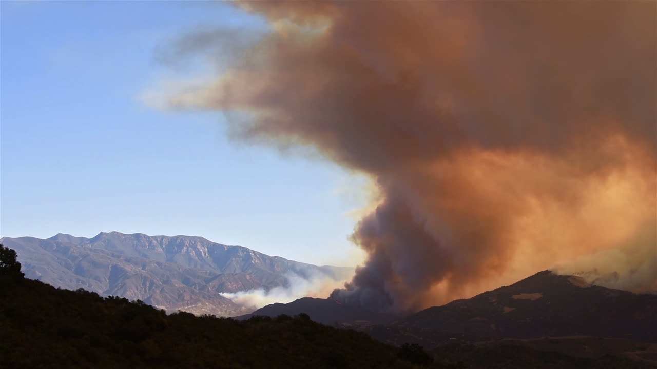 캘리포니아 남부 벤투라 카운티에서 발생한 토마스 산불 화재 4