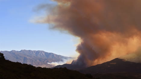 the thomas wildfire fire burns in ventura county southern california 4