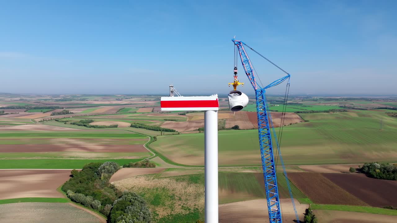 proceso de construcción de una turbina eólica en campo verde