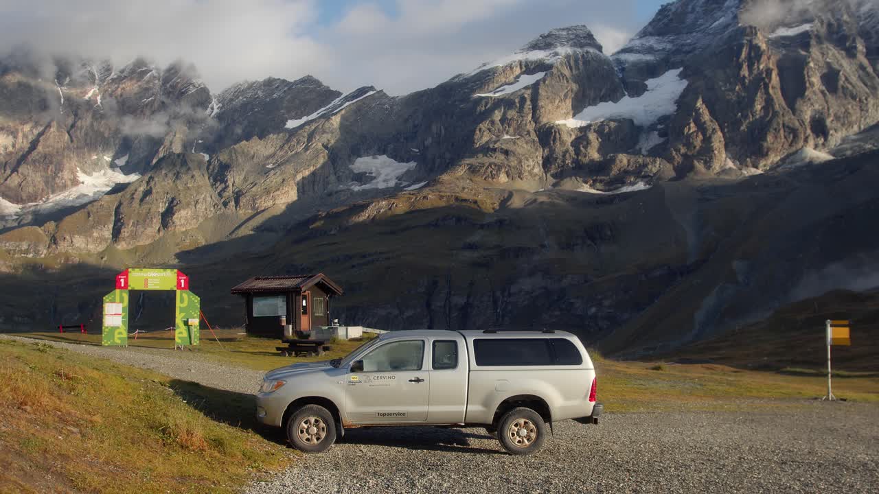 Vista panoramica delle Alpi di Cervinia con montagne e camion parcheggiato