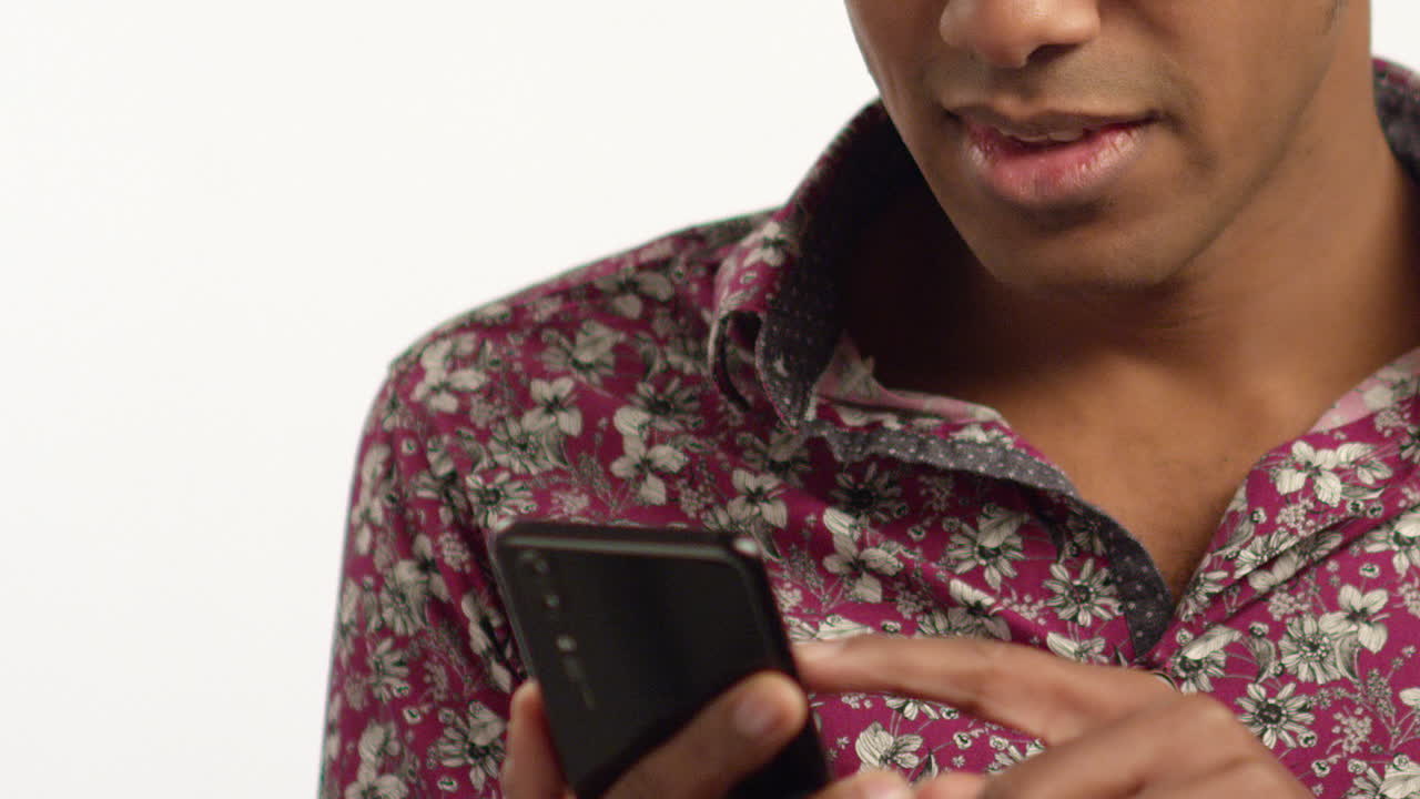 cu man saca el teléfono y se desplaza