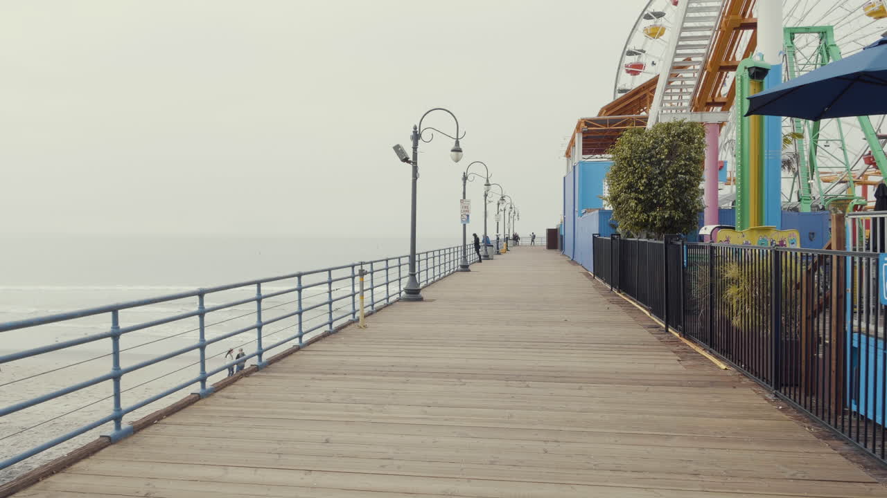 caminando por el parque del pacífico en el muelle de santa mónica, california, los ángeles.