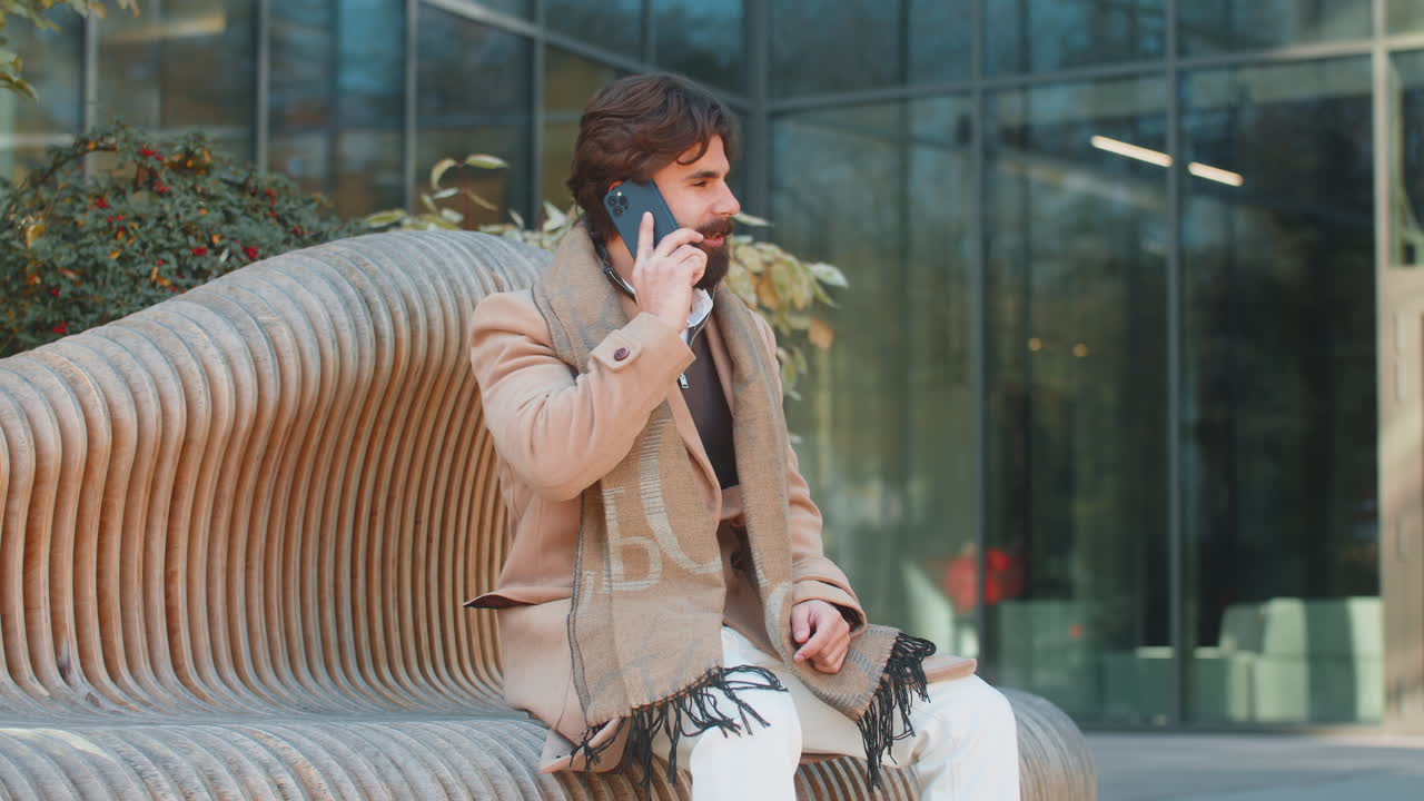 놀란 행복한 남자는 즐거운 대화에 참여합니다. 전화 통화, 좋은 소식, 즐거운 이야기, 소문.