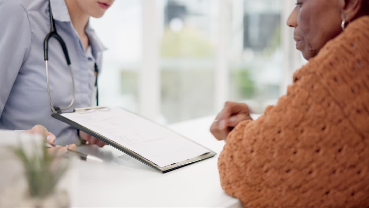 cuidados de saúde, seguros ou documentos com um médico