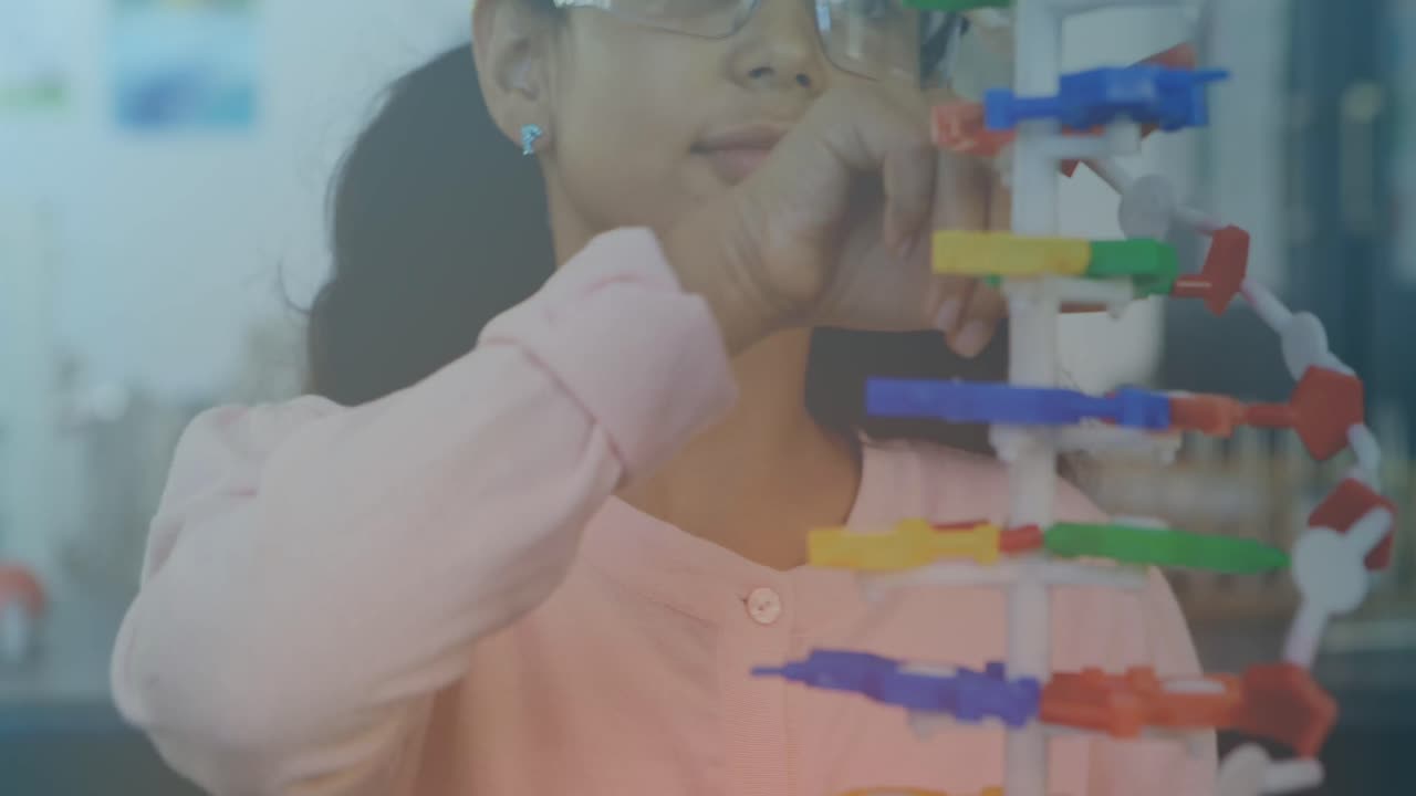 실험실에서 두 인종의 여학생을 대상으로 학교에 돌아가는 텍스트의 애니메이션