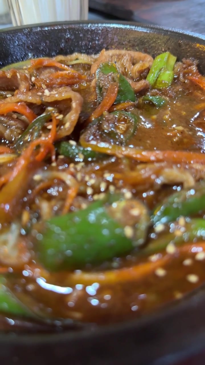 Close-up Daging Babi Tumis Pedas Korea Mendesis di Mangkuk Batu Panas