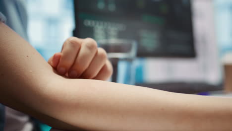 paciente femenina nerviosa con sensación de picazón se siente asustada y ansiosa en el chequeo