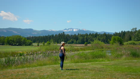 Mujer-Parada-Frente-A-Un-Campo-Exuberante