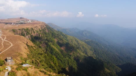 Bergtal-Mit-Strahlend-Blauem-Himmel-Und-Kleinem-Dorf-Am-Morgen-Aus-Dem-Oberen-Winkelvideo,-Das-In-Nongnah-Meghalaya,-Indien,-Aufgenommen-Wurde