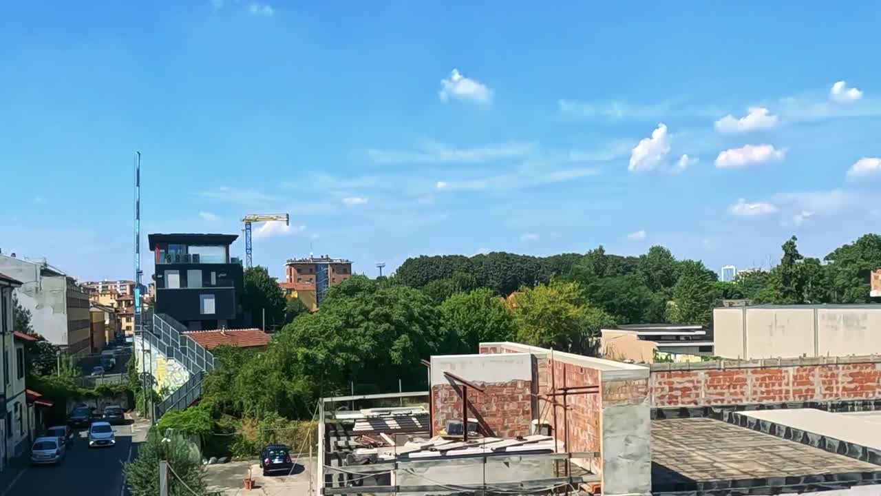 밀라노의 건축물을 보여주는 경치 좋은 열차 여행