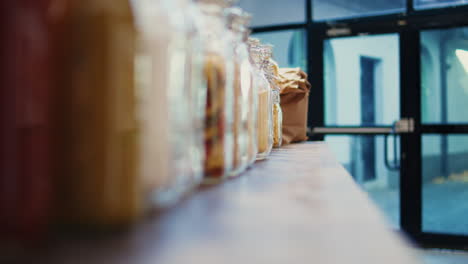 enfoque selectivo de los productos a granel almacenados en frascos reciclables