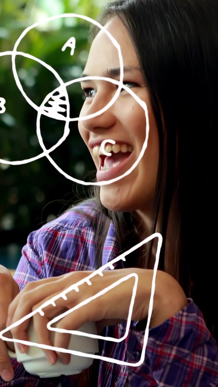 Video vertical: Mujer bajando una taza sonriendo reaccionando a una señal fuera de cámara, cara, diagrama de Venn, regla, garabatos, educación